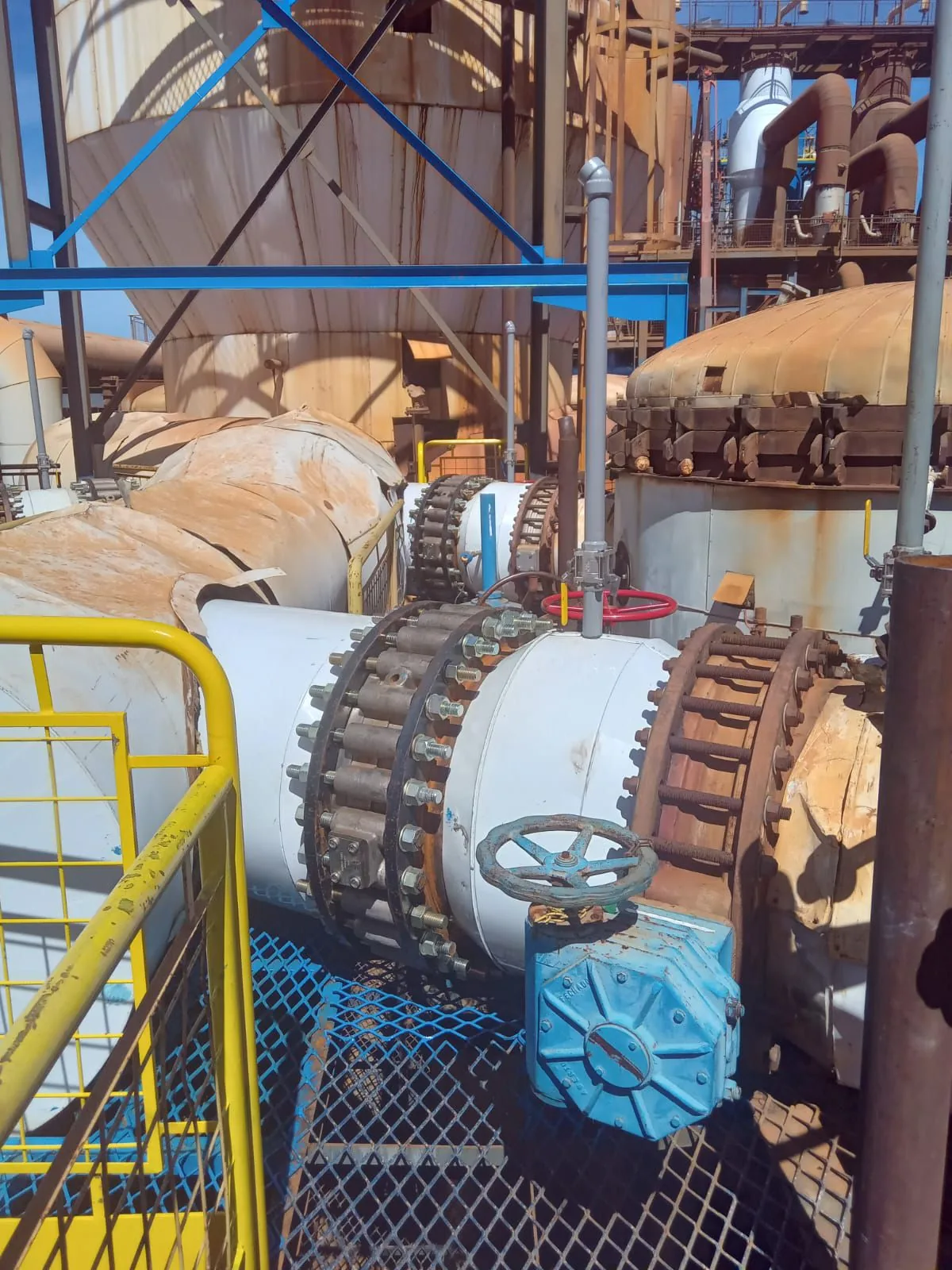 Tubulações de processo e conexões flangeadas em planta industrial