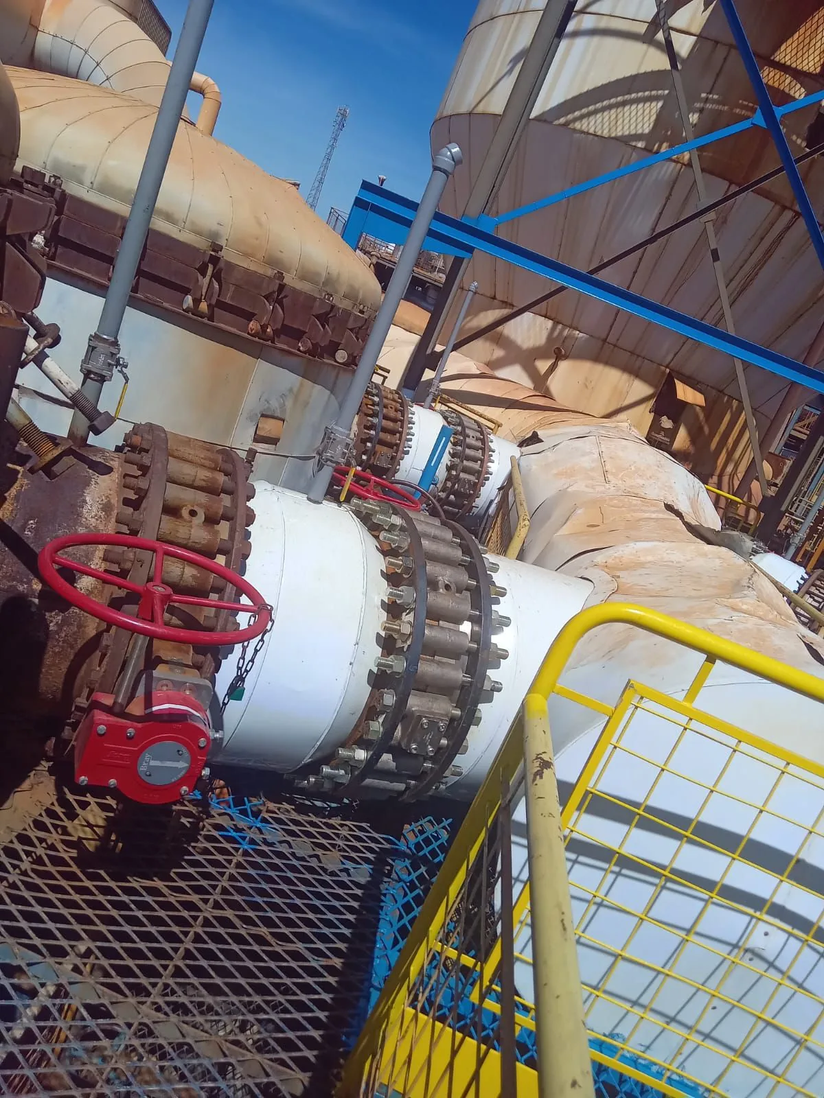 Planta industrial — tubulações de processo e estruturas metálicas